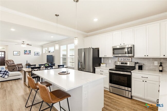 property at 812 La Parra Bend