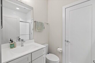 4902 Trail Vista Ln in Chantilly, VA - Foto de edificio - Building Photo