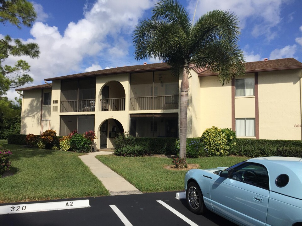 320 Knotty Pine Cir in Greenacres, FL - Foto de edificio