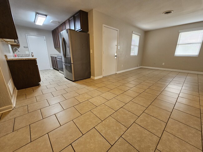 75 S Madison Dr in Pensacola, FL - Foto de edificio - Building Photo