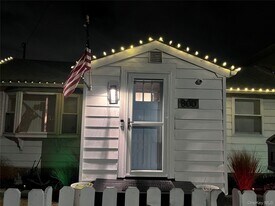 800 S 6th St in Lindenhurst, NY - Building Photo