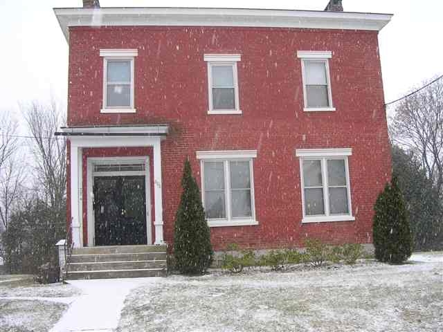 208 Grand Ave in Saratoga Springs, NY - Foto de edificio - Building Photo