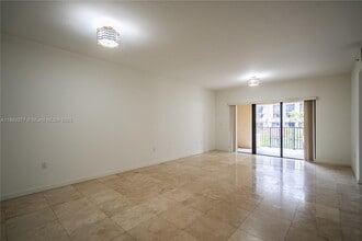 300 Majorca Ave in Coral Gables, FL - Foto de edificio - Building Photo