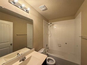 12032 Riparian Rd in Manor, TX - Foto de edificio - Building Photo