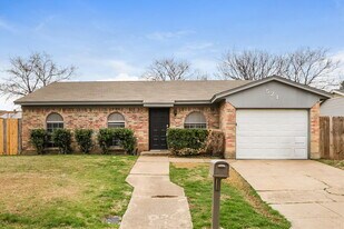 521 Annapolis Dr, Unit 172 in Fort Worth, TX - Building Photo