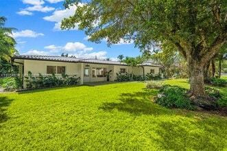 7460 SW 126th St in Pinecrest, FL - Foto de edificio - Building Photo