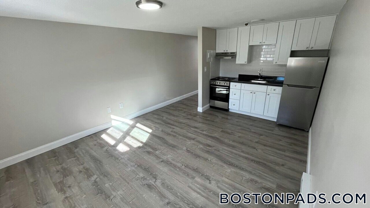 799 Farm Rd in Marlborough, MA - Building Photo