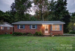 421 E McLelland Ave in Mooresville, NC - Building Photo