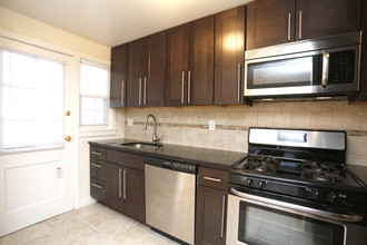 Commonwealth Garden Townhomes in Montclair, NJ - Foto de edificio - Interior Photo