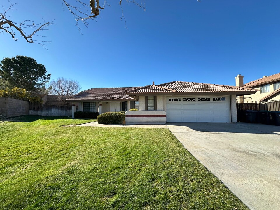 40651 Maestro Ln in Palmdale, CA - Foto de edificio