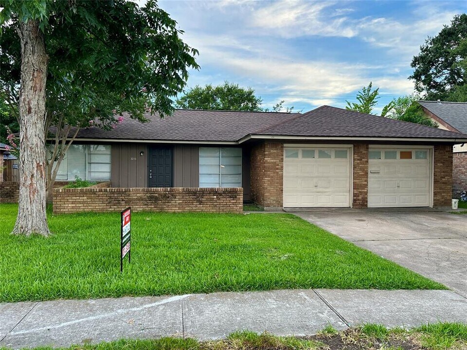 3216 Edmonton Dr in Pasadena, TX - Building Photo