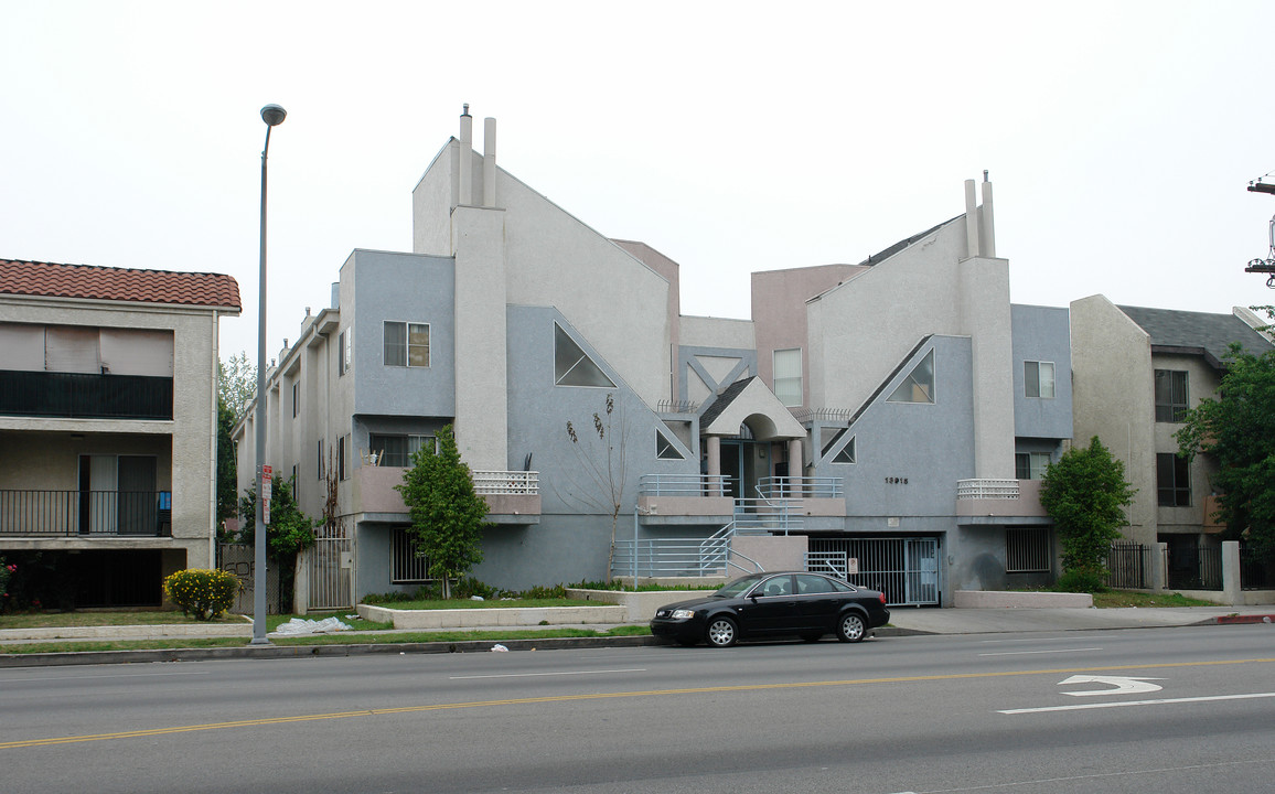 13915 Sherman Way in Van Nuys, CA - Foto de edificio