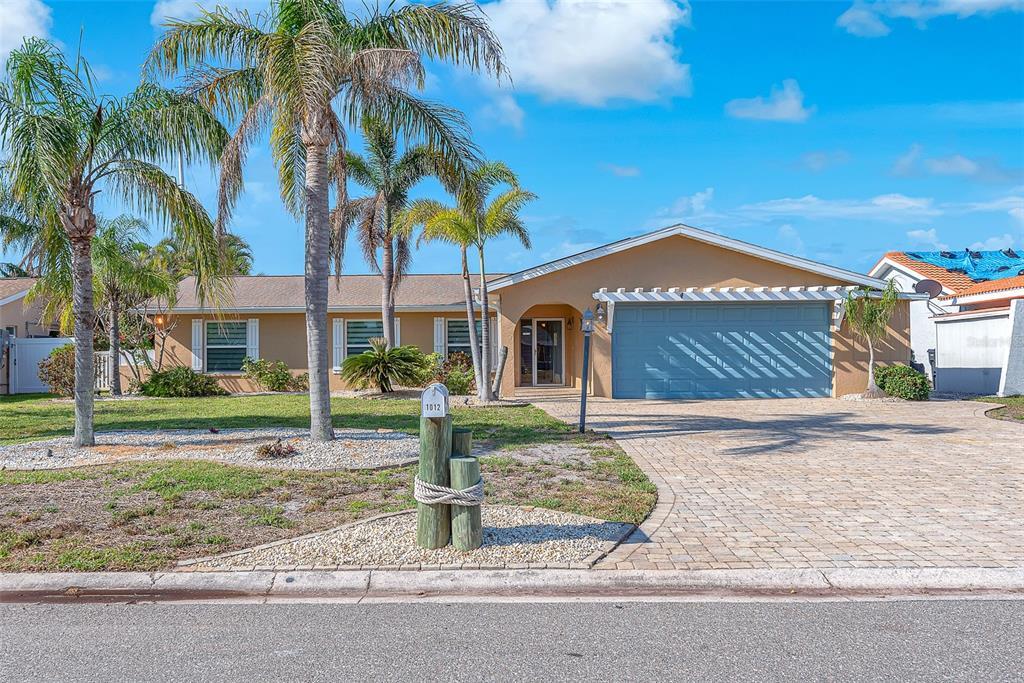 1012 Spindle Palm Way in Apollo Beach, FL - Building Photo