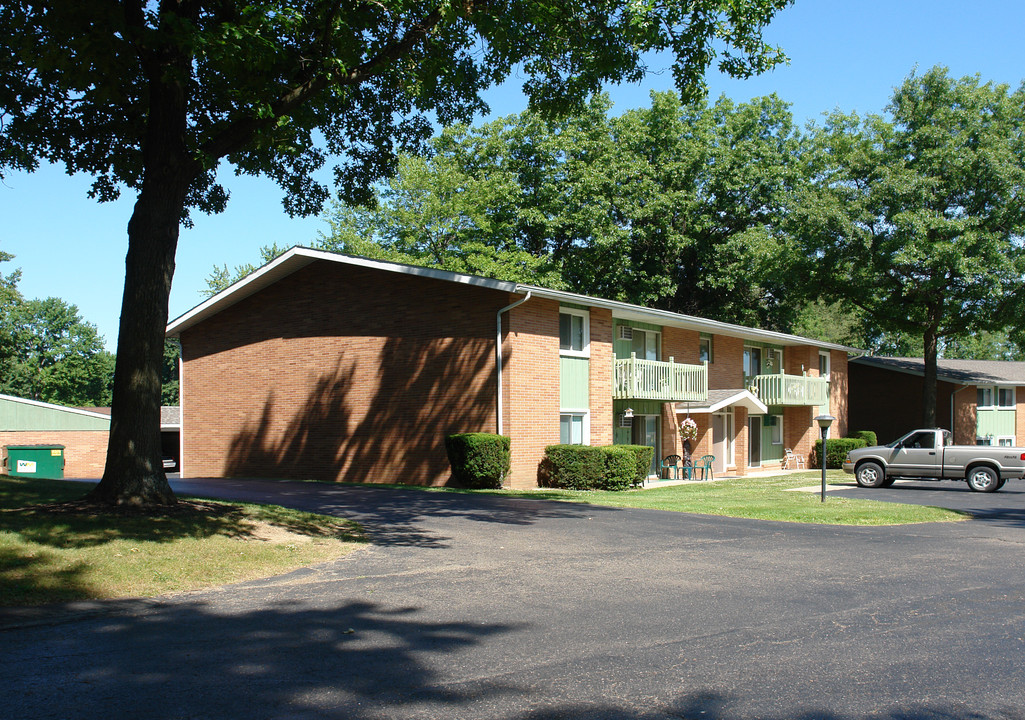 Caravelle Apartments in Canton, OH - Building Photo