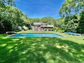 6 Summit Ave in East Hampton, NY - Building Photo - Building Photo