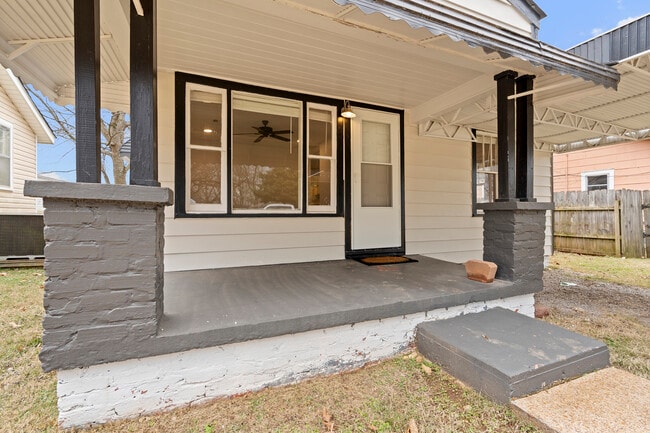 1306 Oshaughnessy Ave NE