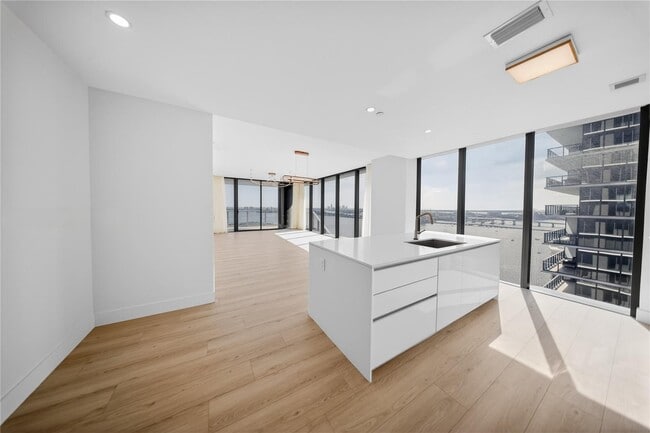 700 NE 24th St, Unit 2507 in Miami, FL - Foto de edificio - Building Photo