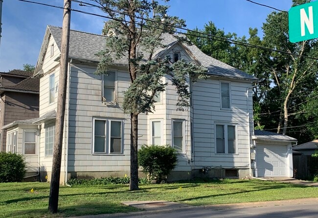 327 N Market St, Unit 327 in Oskaloosa, IA - Building Photo - Building Photo