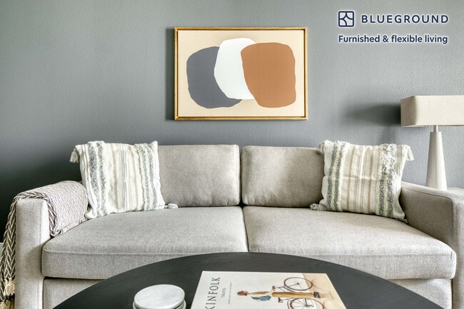 5535 Westlawn Ave, Unit SI FL3-ID929 in Los Angeles, CA - Foto de edificio - Building Photo