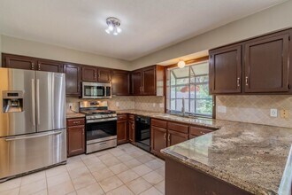8807 E 56th St in Tulsa, OK - Foto de edificio - Building Photo