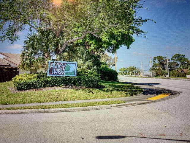 1945 Abbey Rd in West Palm Beach, FL - Building Photo