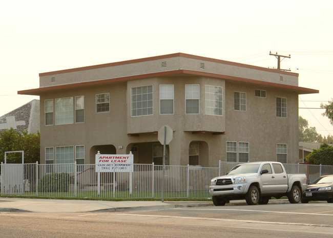 1002 N Main St in Corona, CA - Building Photo - Building Photo