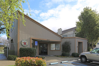 San Leandro Racquet Club in San Leandro, CA - Foto de edificio - Building Photo