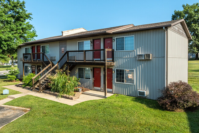 Meadowbrook Apartments in Independence, MO - Building Photo - Building Photo