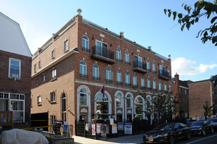 3740 75th St in Flushing, NY - Building Photo