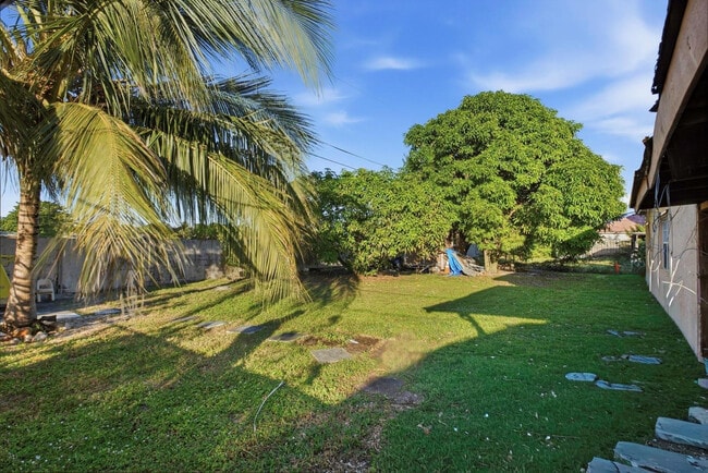 561 NE 38th St in Pompano Beach, FL - Building Photo - Building Photo