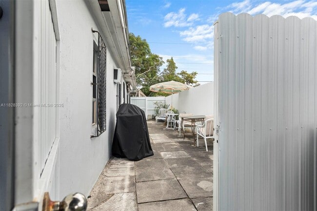 410 East Dr in North Miami Beach, FL - Building Photo - Building Photo