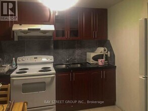 4641 Crosscreek Ct in Mississauga, ON - Building Photo - Building Photo