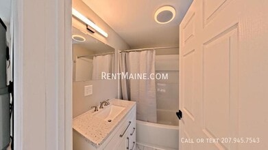 6 Cram St in Bradley, ME - Foto de edificio - Building Photo