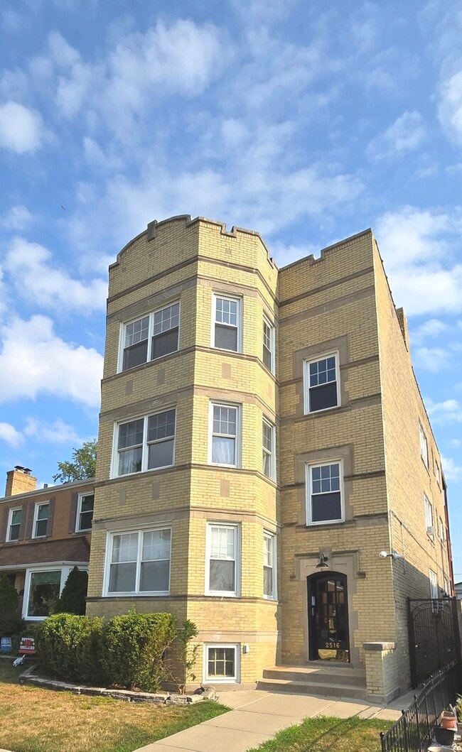 property at 2516 W Jarvis Ave