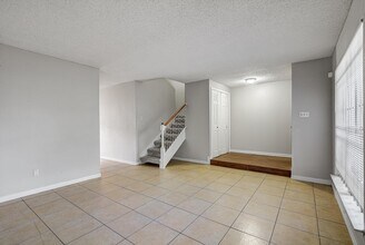 5825 W Tidwell Rd in Houston, TX - Building Photo - Building Photo