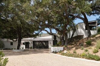 901 Crater Camp Dr in Calabasas, CA - Foto de edificio - Building Photo