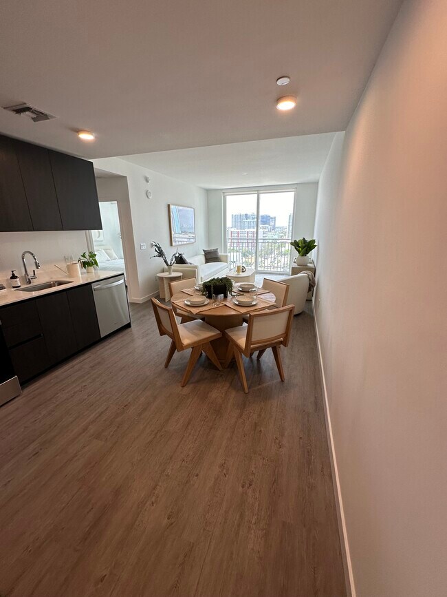 133 NE 24th St, Unit D4 in Miami, FL - Building Photo - Building Photo