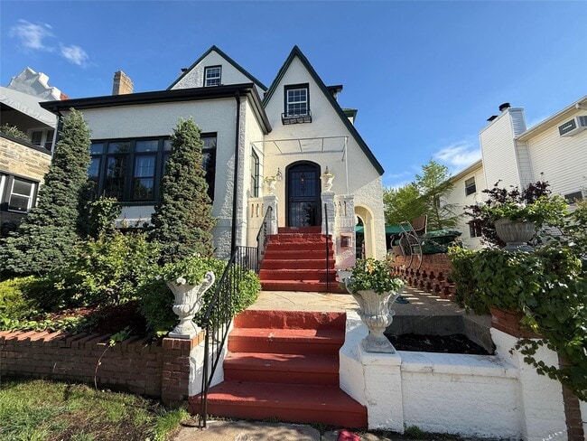 property at 322 E Olive St