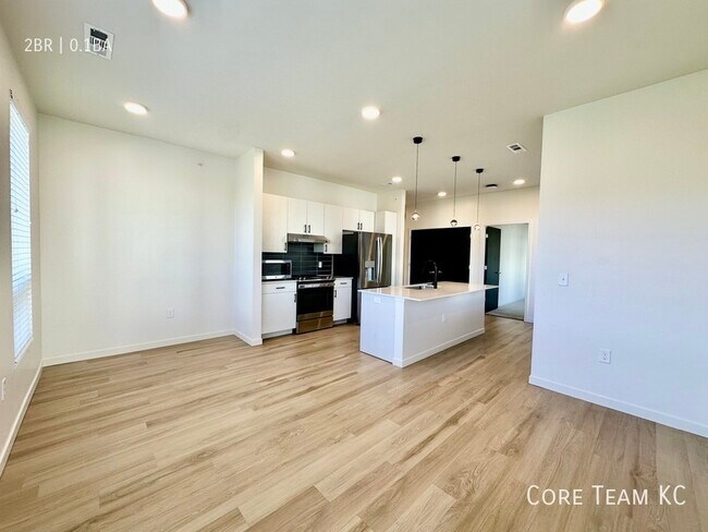 6551 Rockhill Rd in Kansas City, MO - Foto de edificio - Building Photo