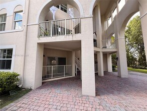 11605 NW 89th St in Doral, FL - Foto de edificio - Building Photo