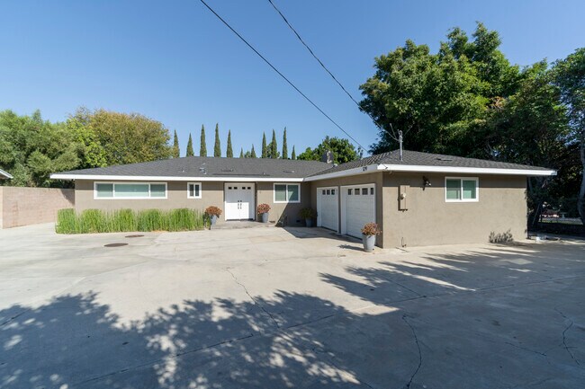 129 E Loop Dr in Camarillo, CA - Building Photo - Building Photo