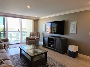 1 Key Capri in St Pete Beach, FL - Foto de edificio - Building Photo