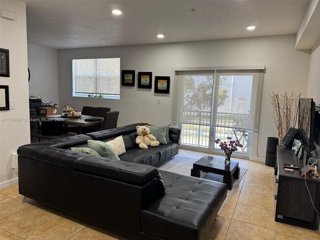 10800 NW 88th Terrace in Doral, FL - Building Photo - Building Photo