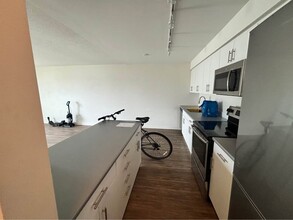 2626 Cook St in Victoria, BC - Building Photo - Building Photo