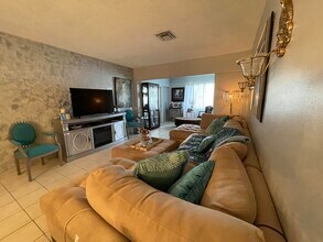2131 NE 42nd Ct-Unit -210e in Lighthouse Point, FL - Foto de edificio - Building Photo
