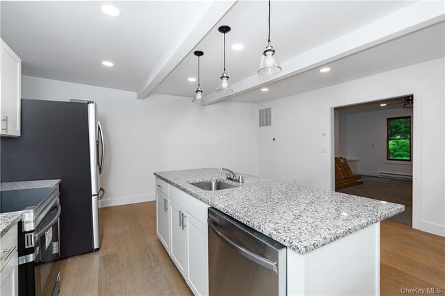 681 NY-216 in Poughquag, NY - Foto de edificio - Building Photo