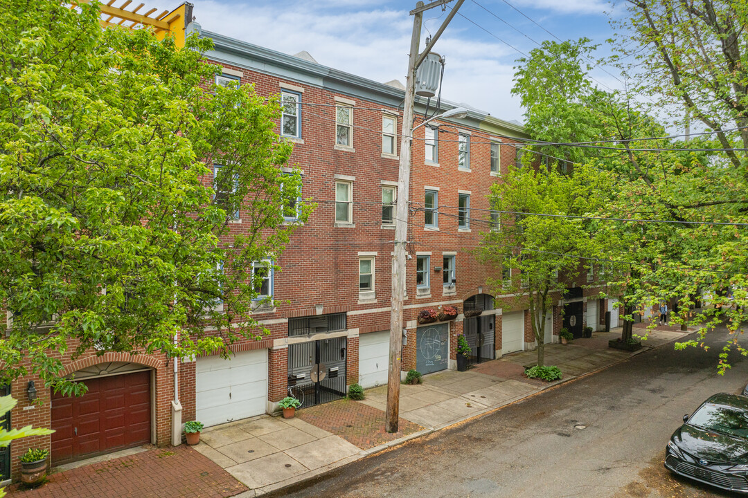 310-326 Queen St in Philadelphia, PA - Building Photo