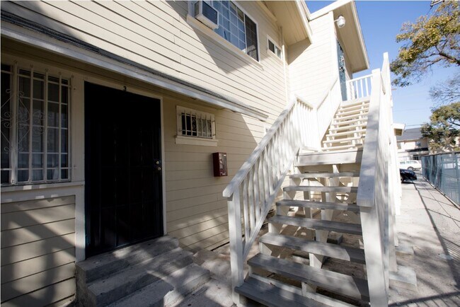 B29--2601-11 S Orchard/1238 W Adams in Los Angeles, CA - Building Photo - Building Photo