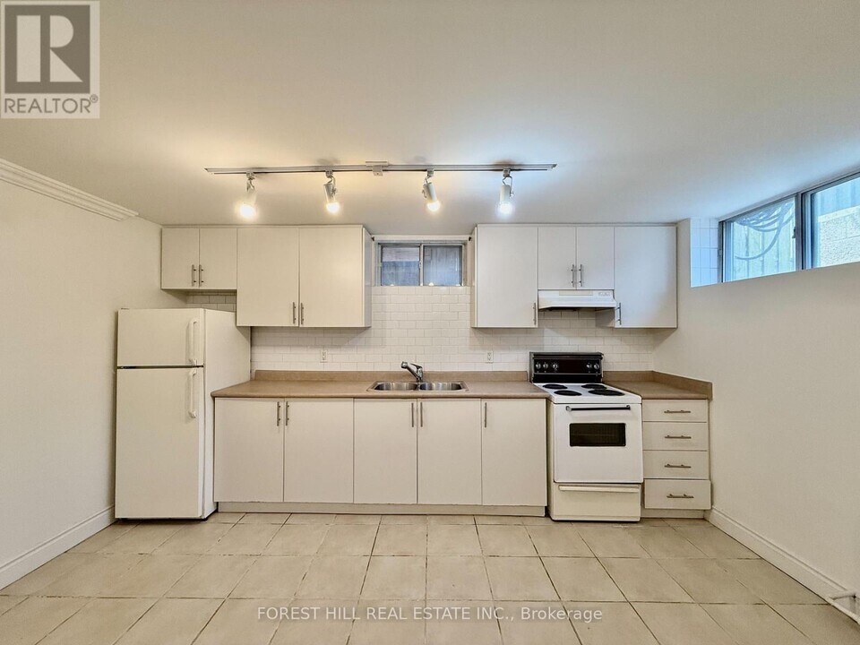 126 Concord Ave in Toronto, ON - Building Photo
