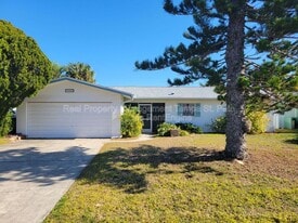 1985 Cove Dr in Largo, FL - Building Photo